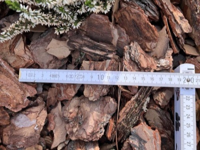 Dekorační piniová kůra 4-12 cm, 10 pytlů
