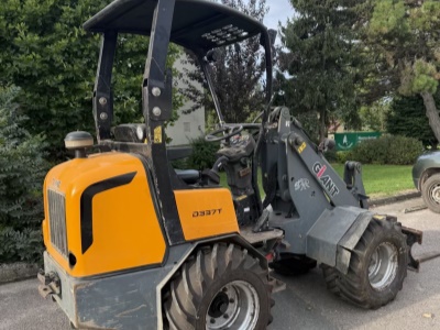 Kloubový nakladač GiANT D337T