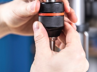 Scheppach TBM 250 Vario - stojanová vrtačka s křížovým laserem