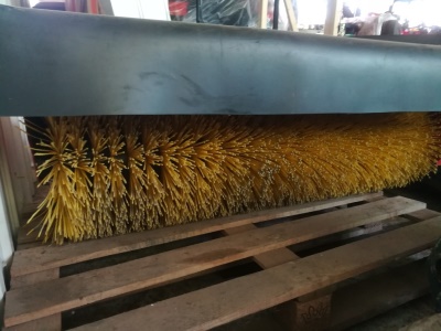 KUBOTA G21 včetně zametacího kartáče KUBOTA LH1200 HT