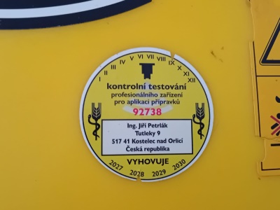 Tažený postřikovač JOHN DEERE M732i