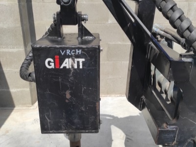 Vrtací zařízení k nakladači Giant s převodovkou