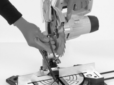 POWX075700 - Pokosová pila 1 500W / 210mm