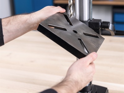 Scheppach TBM 250 Vario - stojanová vrtačka s křížovým laserem