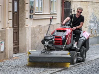 Zametací kartáč motorový