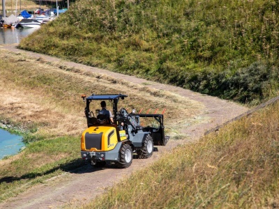 Kloubový nakladač GiANT G2700 E