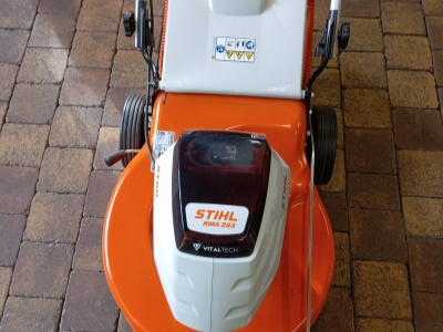Travní aku sekačka STIHL RMA 253 SET