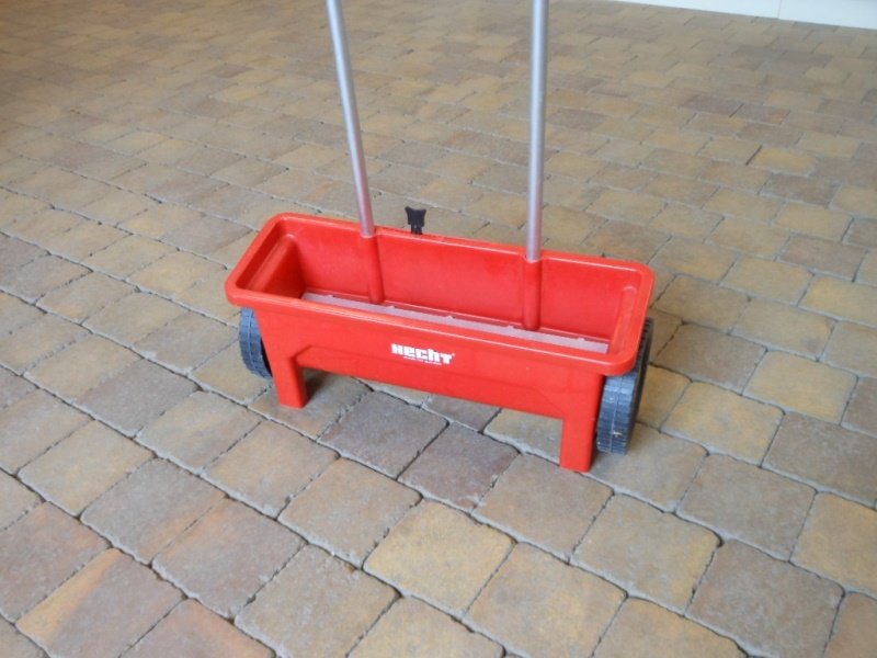 HECHT 212 - ruční rozmetač hnojiva, osiva nebo soli 