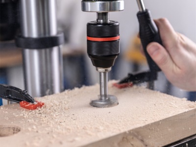 Scheppach TBM 250 Vario - stojanová vrtačka s křížovým laserem