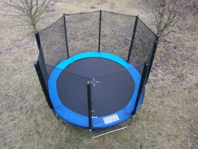 Trampolína OmniJump s ochrannou sítí o průměru 305 cm