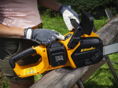 Riwall PRO RACS 4020i SET - aku řetězová pila 2 x 20 V + 2x 4 Ah baterie + duální rychlonabíječka 4,5 A