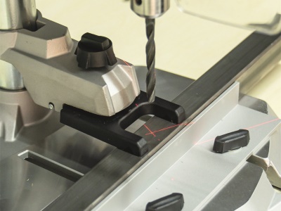 Scheppach DP 55 - stojanová vrtačka s křížovým laserem