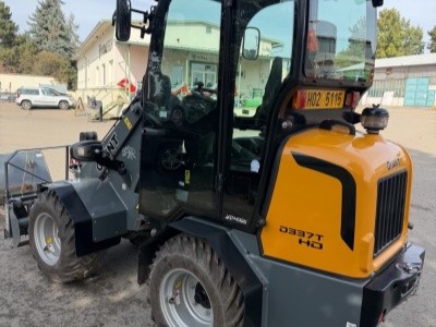 Kloubový nakladač GiANT D337T
