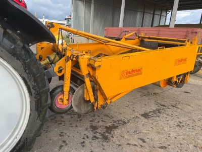 Čelní osekávač cibulové natě Keulmac a Vyorávač cibule Keulmac