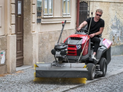 Zametací kartáč motorový