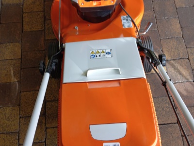 Travní aku sekačka STIHL RMA 253 SET
