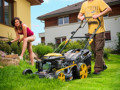 Riwall PRO RPM 5135 - multifunkční travní sekačka 4 v 1 s benzinovým motorem a pojezdem