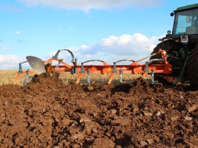 Jednostranný nesený pluh Kubota CM1005