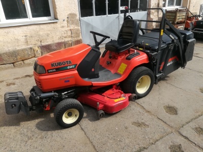 KUBOTA G21 včetně zametacího kartáče KUBOTA LH1200 HT