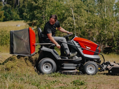 Travní traktor Seco Starjet  P4  s Vertikutátorem