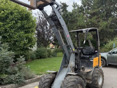 Kloubový nakladač GiANT D337T