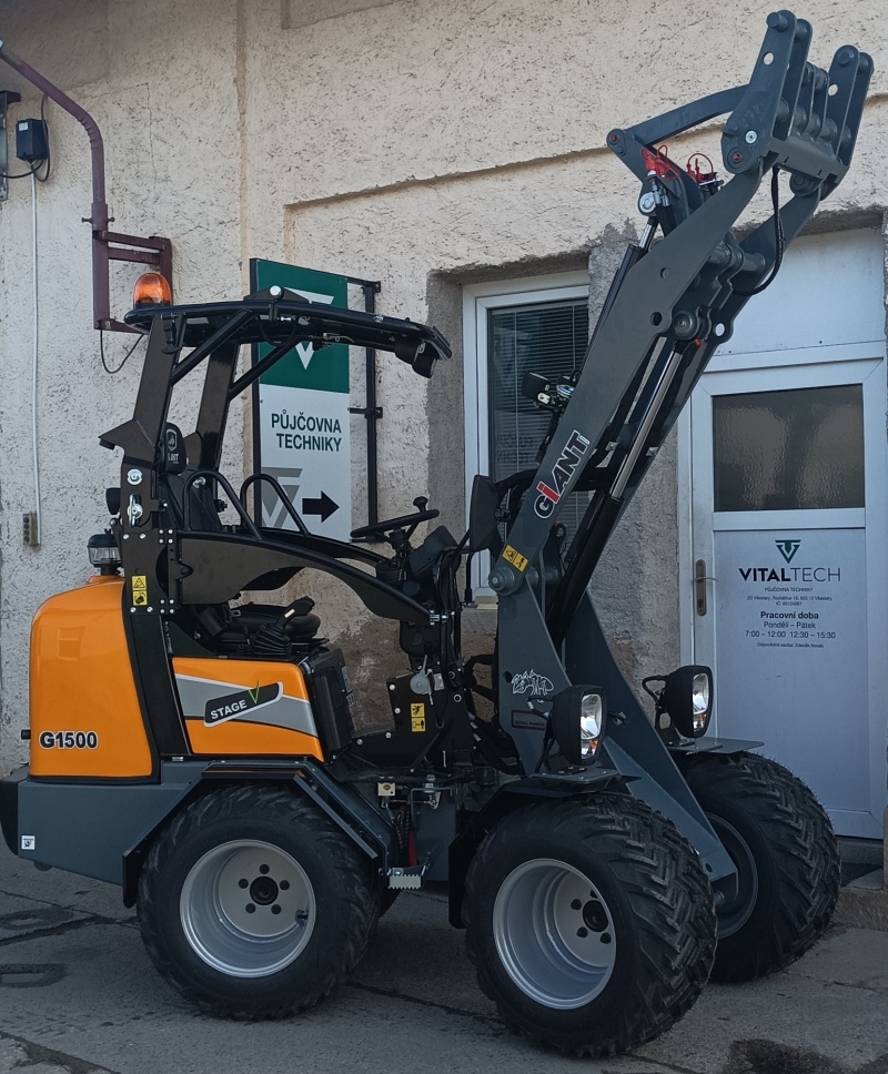 Kloubový nakladač GiANT G 1500