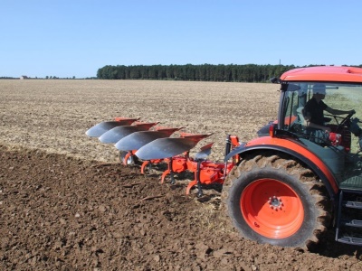 Nesený otočný pluh Kubota RM2000