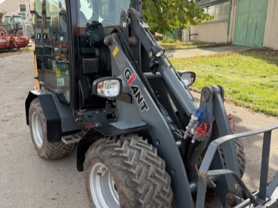 Kloubový nakladač GiANT D337T