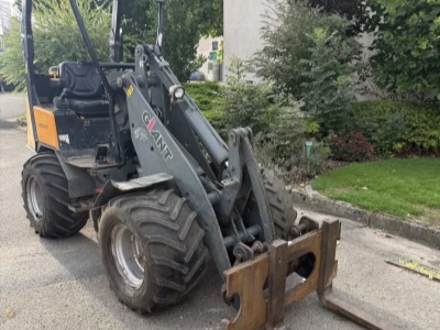 Kloubový nakladač GiANT D337T