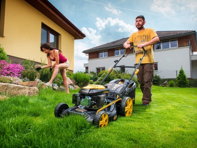 Riwall PRO RPM 5135 - multifunkční travní sekačka 4 v 1 s benzinovým motorem a pojezdem