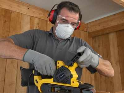 POWX0461 - Pásová bruska 900 W