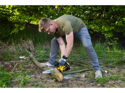 Riwall PRO RPCS 2526 - řetězová vyvětvovací pila s benzinovým motorem 25 ccm