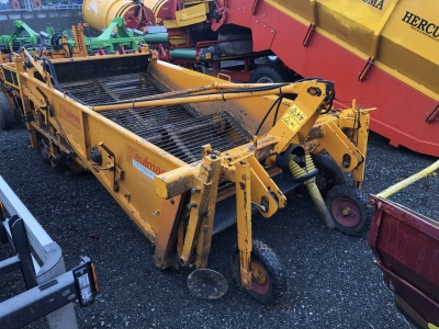 Čelní osekávač cibulové natě Keulmac a Vyorávač cibule Keulmac