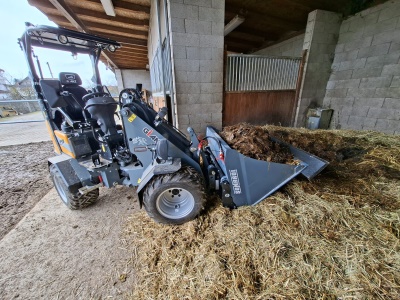 Kloubový nakladač GiANT G1500