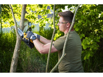 Riwall PRO RPCS 2526 - jednoruční řetězová vyvětvovací pila s benzinovým motorem 25 ccm