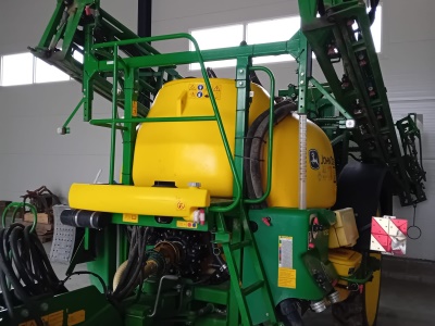 Tažený postřikovač JOHN DEERE M732i