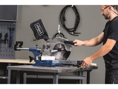 Scheppach HM 110 MP - dvourychlostní multifunkční pokosová pila s potahem a laserem