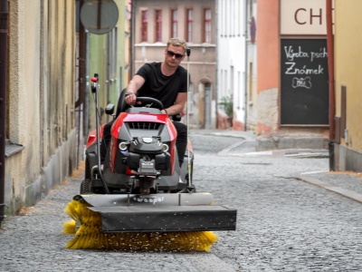 Zametací kartáč motorový