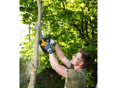 Riwall PRO RPCS 2526 - řetězová vyvětvovací pila s benzinovým motorem 25 ccm