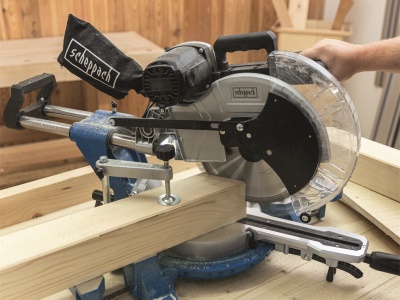 Scheppach HM 140 L - pokosová pila s potahem, laserem a oboustranným nastavením náklonu