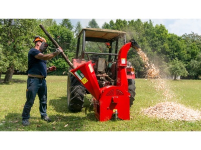 Bubnový štěpkovač RB-500 za traktor Remet