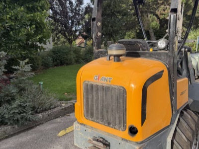 Kloubový nakladač GiANT D337T