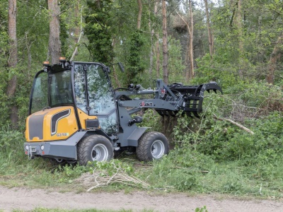 Kloubový nakladač GiANT G2700 E