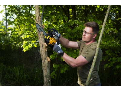 Riwall PRO RPCS 2526 - řetězová vyvětvovací pila s benzinovým motorem 25 ccm