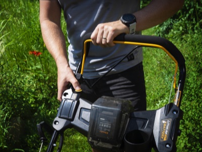 Riwall PRO RPM 4735 E - multifunkční travní sekačka 4 v 1 s benzinovým motorem, pojezdem a elektrostartem