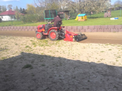 Zakladač trávníků za traktor R2 TST100
