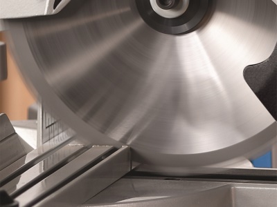 Scheppach HM 110 MP - dvourychlostní multifunkční pokosová pila s potahem a laserem