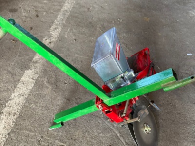 Nesený secí stroj Terradonis JD-1 pro velká semena závěs kat. 1