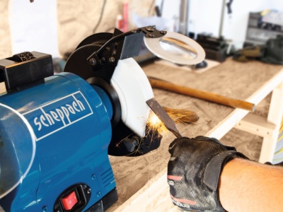 Scheppach BG 200 AL - dvoukotoučová bruska s bílým kamenem