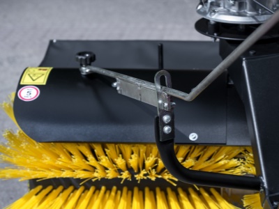 Zametací kartáč motorový